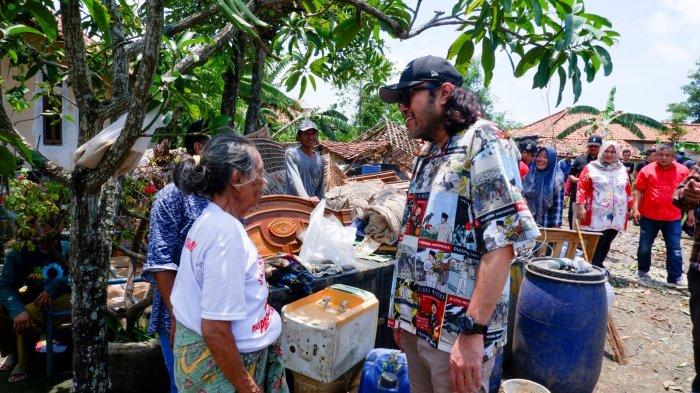 MENYALURKAN BANTUAN - Wakil Ketua DPRD Jabar, Ono Surono bersama Dinsos Jabar dan jajaran DPC PDI Perjuangan Indramayu saat menyalurkan bantuan untuk korban bencana angin puting beliung di Desa Pabean Ilir, Kecamatan Pasekan, Kabupaten Indramayu, Minggu (9/3/2025)