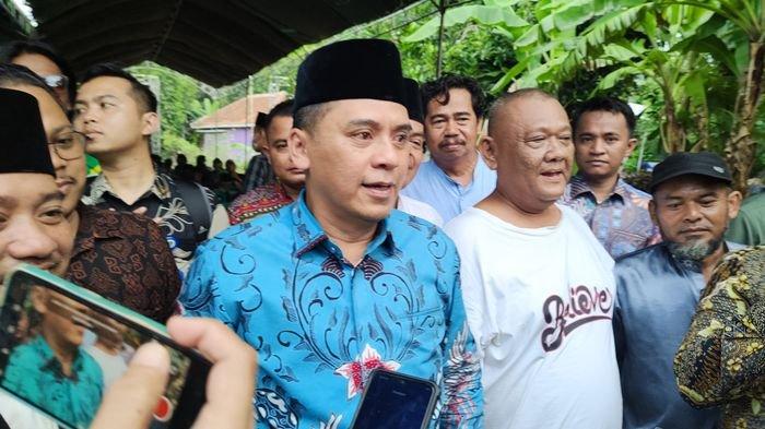 Wakil Menteri Agama RI, Saiful Rahmat Dasuki saat melakukan kunjungan kerja di Majlis Dzikir An-Nur di Desa Krasak Pulo, Kecamatan Jatibarang, Kabupaten Indramayu, Kamis (11/1/2024).