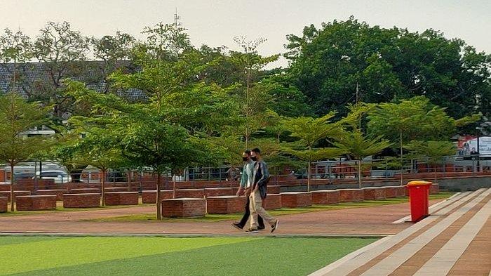 Warga masih menggunakan masker di Alun-alun Majalengka di tengah pelonggaran penggunaan masker di ruang terbuka oleh pemerintah pusat, Rabu (17/5/2022).