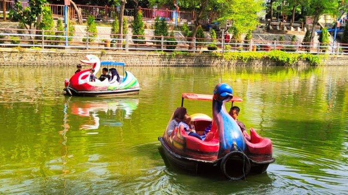 Wisata Taman Tjimanoek yang berlokasi di pusat Kota Indramayu, Minggu (2/7/2023)