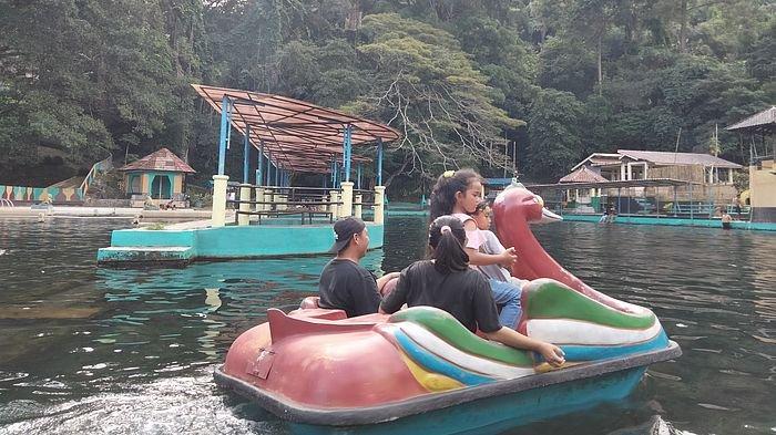 Suasana wisata alam Balong Girang Cigugur Kuningan