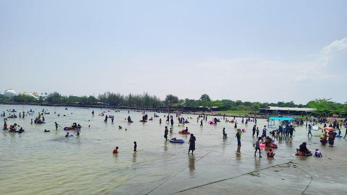 Wisatawan saat berlibur ke Pantai Bali Indramayu, Minggu (24/12/2023).