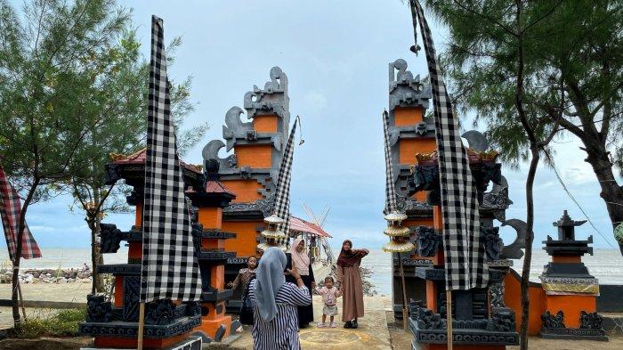 Wisatawan saat berlibur di Pantai Tirta Ayu di Desa/Kecamatan Balongan, Indramayu, Selasa (28/1/2025)