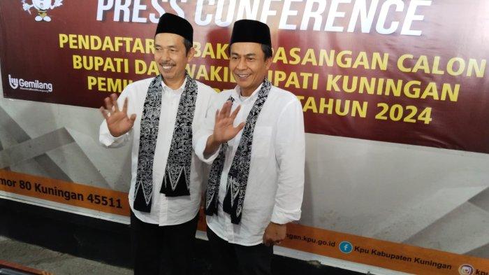 H Yanuar Prihatin dan H Udin Kusnedi (kanan) saat mendaftar ke KPU.