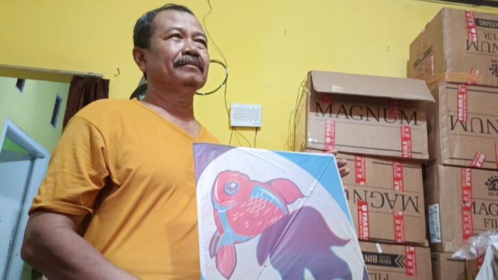 JURAGAN LAYANGAN - Yusuf, warga RT.1 RW.04, Kelurahan Argasunya, Kecamatan Harjamukti, Kota Cirebon kini sukses jadi juragan layangan yang produknya laris manis hingga terjual ribuan potong per hari.