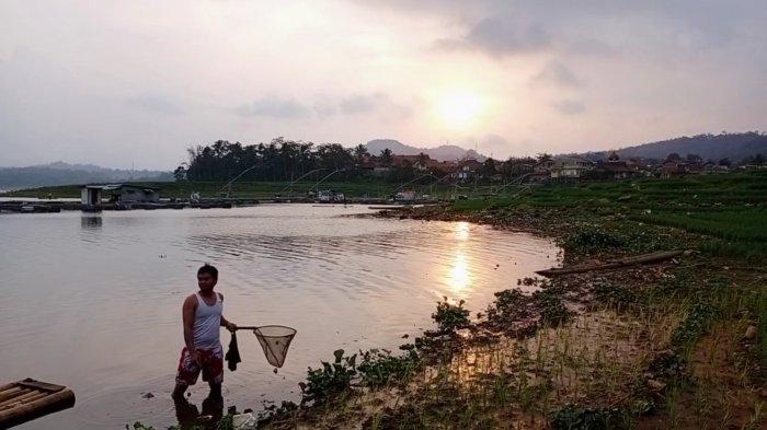 Warga sekitar Waduk Darma mamanfaatkan lahan kering akibat musim kemarau sebagai lahan pertanian di Desa Darma Kuningan.
