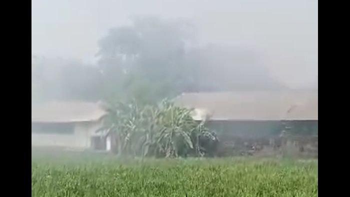 Tangkapan layar asap usai meledaknya home industri pembuatan kembang api di Desa Lobener, Kecamatan Jatibarang, Kabupaten Indramayu, Sabtu (2/9/2023).