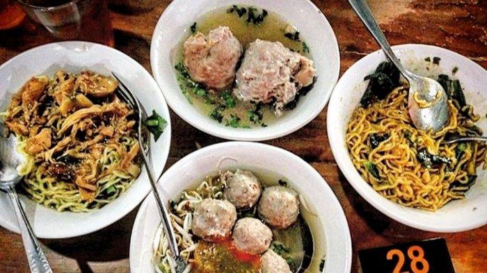 Tiga menu utama di Kedai Bakso Trisno. Di antaranya Bakso polos dua Bakso besar, Mi Bakso camlur, dan Mi ayam