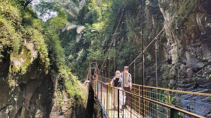 Potret Jembatan gantung yang baru dibangun di objek wisata Curug Ibun Pelangi Majalengka