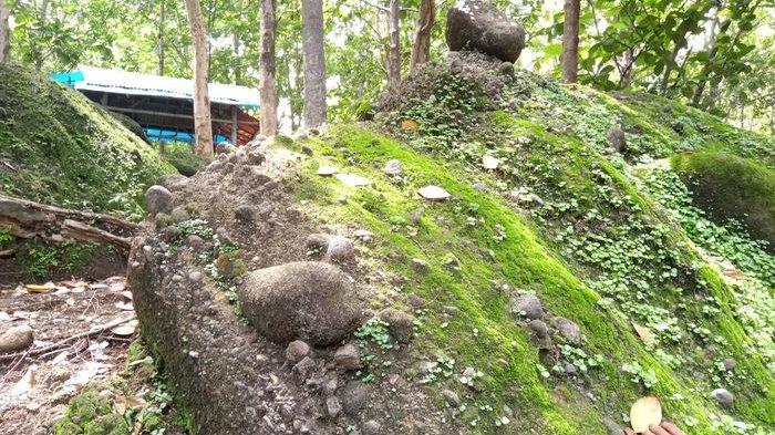 Juru Kunci, Rasmin (55) saat menunjukan lokasi Batu Bubut yang terletak di Wisata Alam Ciwado di Desa Cikawung, Kecamatan Terisi, Kabupaten Indramayu.