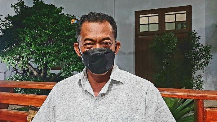 Bupati Subang Ruhimat menyampaikan soal perpanjangan PPKM dan PSBM kepada awak media ketika ditemui di Rumah Dinas Bupati Subang, Jumat (2/7/2021).