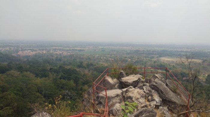 Taman Wisata Cadas Gantung di Desa Mirat, Kecamatan Leuwimunding, Kabupaten Majalengka, Jawa Barat.