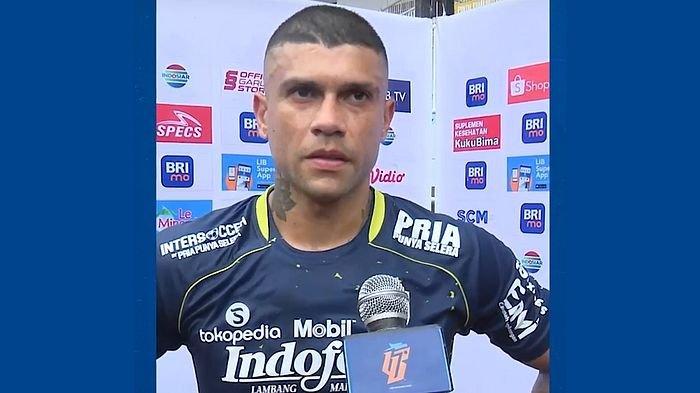 Unggahan akun Liga 1 yang menampilkan Ciro Alves tengah diwawancarai oleh tim media pemilik hak siar usai pertandingan Persib Bandung kontra Dewa United FC, dengan hasil kemenangan 2-1 bagi Persib, di Stadion Pakansari, Bogor, Senin (20/3) / @liga1match.