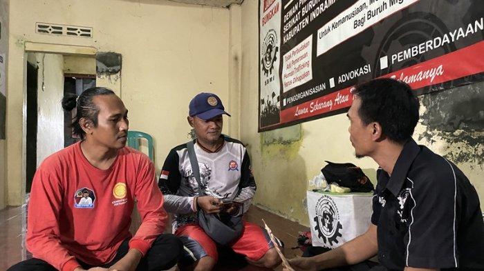 KASUS TPPO INDRAMAYU- Keluarga saat membuat laporan terkait kasus TPPO dengan modus mail order bride atau pengantin pesanan yang menimpa Sugi Purnamawati (31) warga Desa Jambak, Kecamatan Cikedung, Kabupaten Indramayu ke Kantor SBMI Indramayu di Desa Krasak, Kecamatan Cikedung, Indramayu, Senin (3/2/2025)