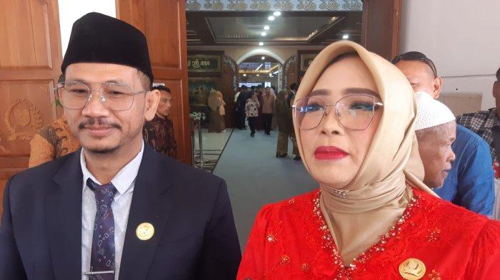 Ketua DPC PDI Perjuangan Kota Cirebon, Fitria Pamungkaswati saat berfoto dengan Ketua DPD PAN Kota Cirebon, Dani Mardani