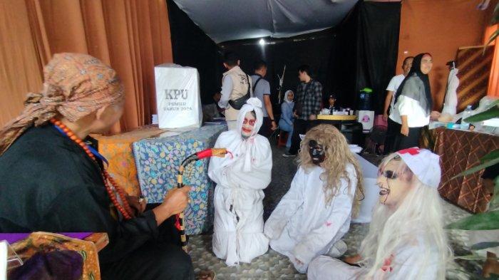 Hantu-hantu di Kampung Nambo, Desa Batukarut, Kecamatan Arjasari, Kabupaten Bandung, Rabu (14/2/2024) melayani masyarakat yang akan menggunakan hak pilihnya pada Pemilu 2024.