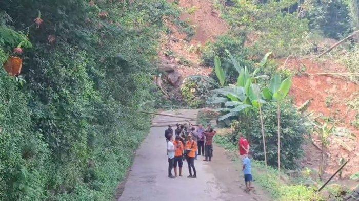 TANAH LONGSOR MAJALENGKA- Situasi terkini material longsor yang menutupi ruas jalan penghubung Talaga - Malausma di Desa Margamukti, Kecamatan Talaga, Kabupaten Majalengka, Sabtu (8/3/2025).