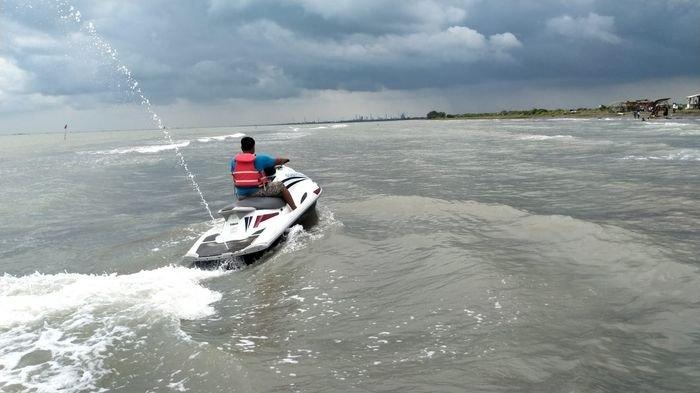 Ada wahana jetski di tempat wisata Pantai Tambak Raya atau Pantai Pataya di Desa Tambak, Kecamatan/Kabupaten Indramayu, Minggu (6/2/2022).