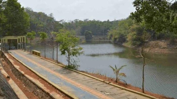 Suasana di jalan wisata di Situ Leutik Kota Banjar Jawa Barat.