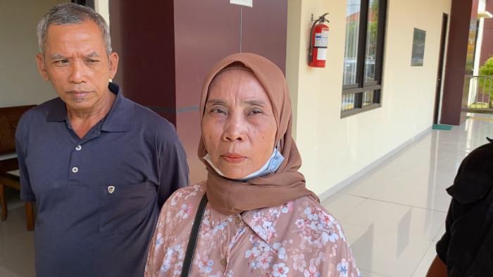 KAKEK GUGAT CUCU - Kakek Kadi dan Nenek Narti saat ditemui di Pengadilan Negeri Indramayu, Rabu (16/7/2025).