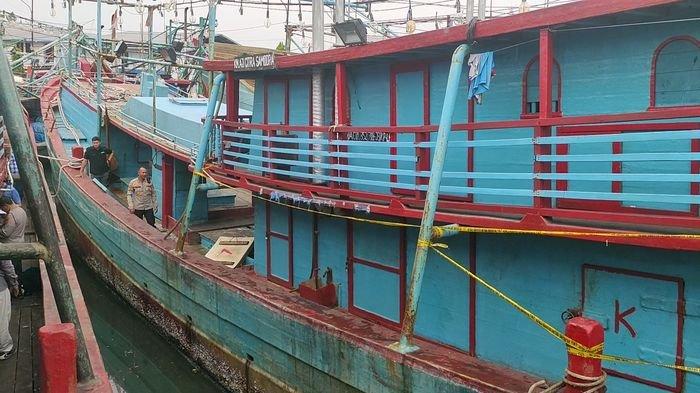 Penampakan kapal Aji Citra Samodra yang ditemukannya tiga Anak Buah Kapal (ABK) tak sadarkan diri di dalam palka kapal ketika kapal tersebut berlabuh di Pelabuhan Kejawanan Cirebon pada Selasa (23/4/2024) siang.