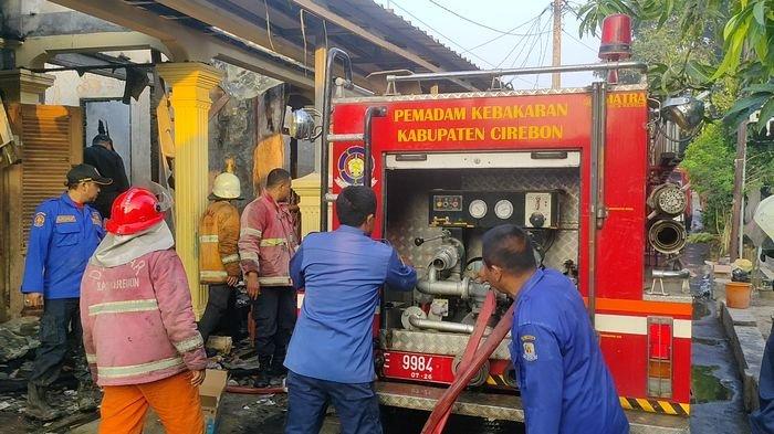 Suasana terkini kebakaran melanda 5 rumah di Desa Mertapada Kulon, Kecamatan Astanajapura, Kabupaten Cirebon, Kamis (21/9/2023) dini hari. Petugas Damkar alami kendala kesulitan air.