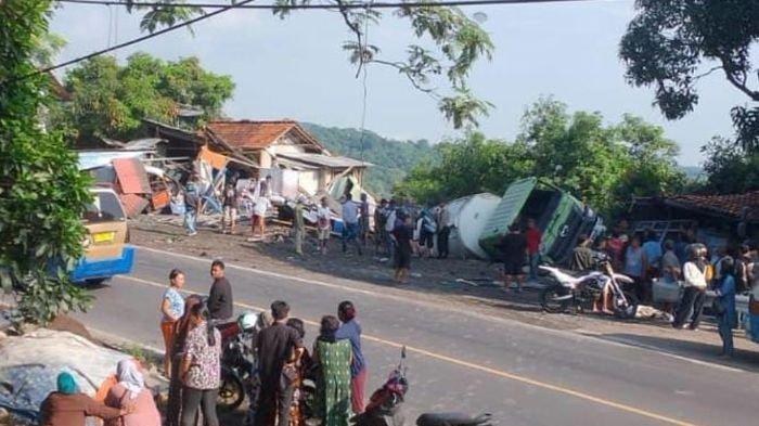 Peristiwa kecelakaan maut terjadi di Jalan Raya Bandung-Cirebon, di Desa  Padanaan, Kecamatan Paseh, Kabupaten Sumedang, Jumat (26/1/2024).