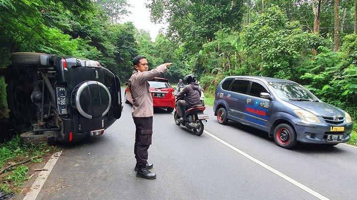 Petugas Polsek Maja saat mengatur arus lalu lintas di lokasi kecelakaan mobil terguling di Jalur Cikebo, Kecamatan Maja, Kabupaten Majalengka, Selasa (30/4/2024).