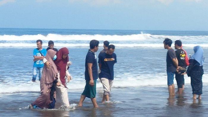 Saat suasana keluarga korban tenggelam terseret arus laut menunggu di bibir pantai barat Pangandaran.