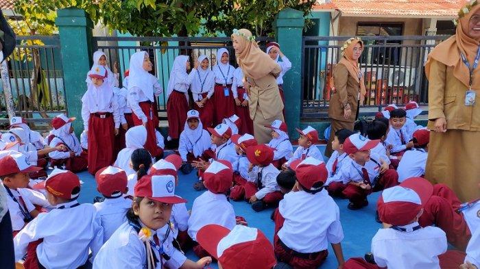 Para siswa kelas I tahun ajaran 2024-2025 di SDN Taman Kalijaga Permai Kota Cirebon mengikuti MPLS di hari pertama 