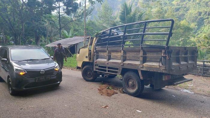 Kondisi truk yang mengangkut puluhan penziarah setelah mengalami kecelakaan maut di Cipongkor, Saguling, Bandung Barat, Jumat dini hari (26/1/2024).