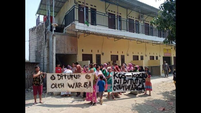 Warga saat menggeruduk kos-kosan per jam di Blok Pilangsari Desa Jatibarang Baru, Kecamatan Jatibarang, Kabupaten Indramayu, Minggu (1/10/2023).