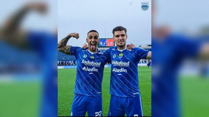 Duet bek Persib Bandung Nick Kuipers dan Alberto Rodriguez.