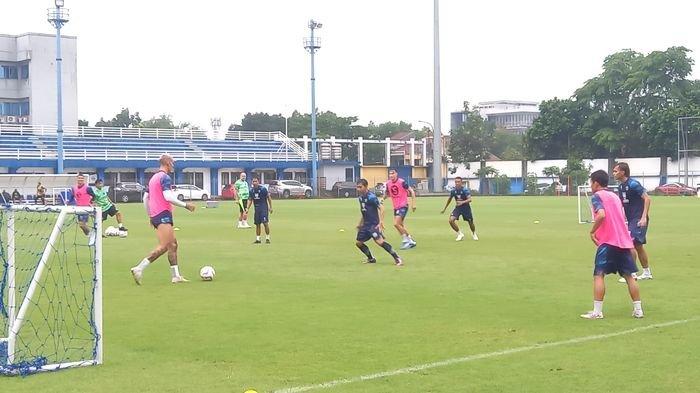 Suasana latihan perdana tim Persib setelah menjalani liburan selama tiga pekan, di Stadion Persib, Kota Bandung, Rabu (10/1/2024).