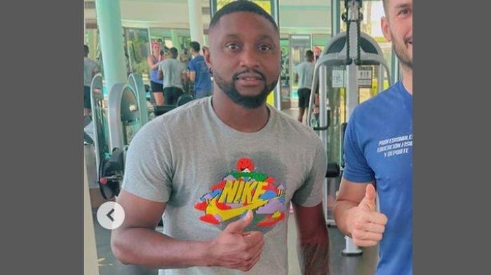 Potongan foto pemain anyar Persib Bandung, Levy Madinda yang dipastikan sedang bersiap menuju Bandung itu, baru-baru ini memposting foto aktivitasnya.