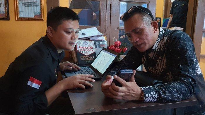 Tim Advokasi dan Hukum Pasangan Karna - Koko, Indra Sudrajat (kanan), saat menunjukkan video dugaan pelanggaran kampanye yang beredar di medsos kepada petugas penerima laporan di Bawaslu Kabupaten Majalengka, Jalan Letkol Abdul Gani, Kecamatan/Kabupaten Majalengka, Jumat (27/9/2024).