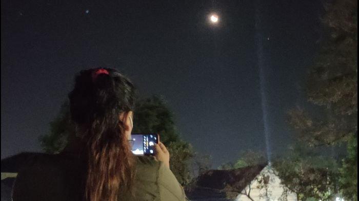 Risma (30), warga Kecamatan Sukahaji sengaja datang ke Alun-alun Majalengka untuk melihat sekaligus mengabadikan fenomena gerhana bulan total, Rabu (26/5/2021).