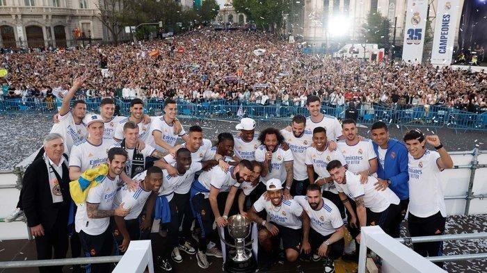 Pesta Juara - Fans dan Pemain Real Madrid merayakan gelar juara Liga Spanyol 2021-2022 setelah membantai Espanyol dengan skor 4-0 laga pekan ke-34 Liga Spanyol 2021-2022 di Stadion Santiago Bernabeu, Sabtu (30/4/2022) pukul 21.15 WIB
