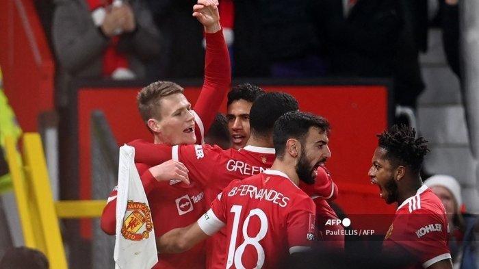 Gelandang Manchester United Skotlandia Scott McTominay (kiri) merayakan dengan rekan satu timnya setelah mencetak gol pembuka selama pertandingan sepak bola putaran ketiga Piala FA Inggris antara Manchester United dan Aston Villa di Old Trafford di Manchester, barat laut Inggris, pada 10 Januari 2022.