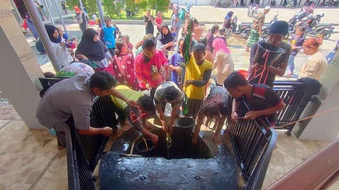 Ratusan orang mandi di Sumur Pengantin di Masjid Pusaka Baiturrahmah Desa Dermayu, Kecamatan Sindang, Kabupaten Indramayu, Jumat (28/7/2023).