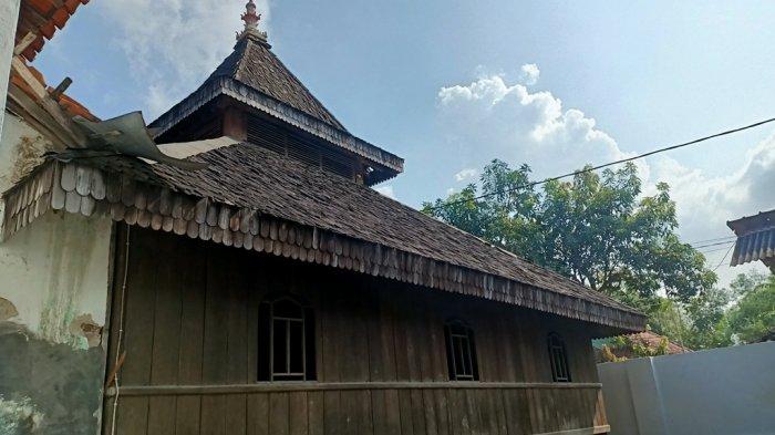 Masjid Kuno Bondan yang terletak di Blok Sapu Angin Desa Bondan Kecamatan Sukagumiwang Kabupaten Indramayu, Minggu (18/4/2021).