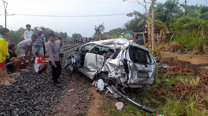 Potret sebuah minibus berwarna silver yang tertabrak kereta api Bangunkarta jurusan Pasar Senen-Jombang di jalur perlintasan yang masuk Desa Cisaat, Kecamatan Waled, Kabupaten Cirebon, Senin (23/10/2023) sore.