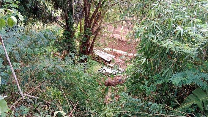 Sebuah mobil minibus berpelat nomor B 1487 HKJ terjun ke jurang dengan kedalaman puluhan meter di Rancakalong, Sumedang, Rabu (29/11/2023).