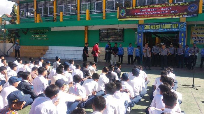 Para siswa kelas X SMKN 1 Garut yang mengikuti masa pengenalan lingkungan sekolah (MPLS) diberi pengarahan oleh Kapolres Garut, AKBP Budi Satria Wiguna, Rabu (17/7/2019).