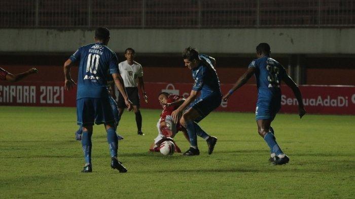 Nick Kuipers berebut bola dengan pemain Bali United