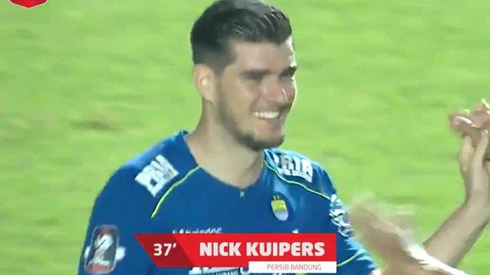 Pemain belakang Persib Bandung, Nick Kuipers, mencetak gol melalui sundulan pada menit ke 36.