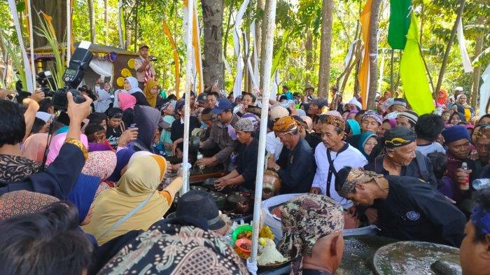 Prosesi penyiraman benda pusaka di Museum Talaga Manggung, Majalengka Senin (14/10/2019).
