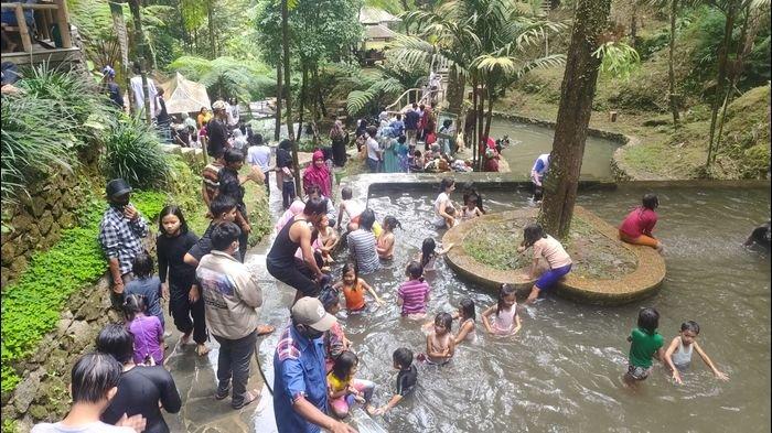 Objek Wisata Curug Cipeuteuy di Desa Bantaragung, Kecamatan Sindangwangi, Kabupaten Majalengka penuh akan pengunjung, Jumat (14/5/2021).