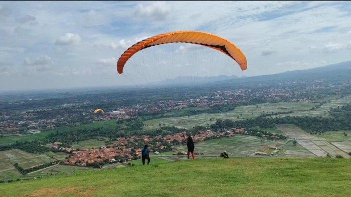 Obyek wisata Paralayang di Desa Sidamukti, Kecamatan/Kabupaten Majalengka