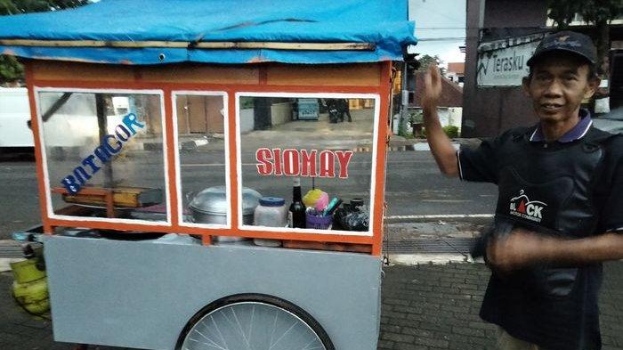 Mang Ikin pedagang batagor dan siomay di Taman Cirendang